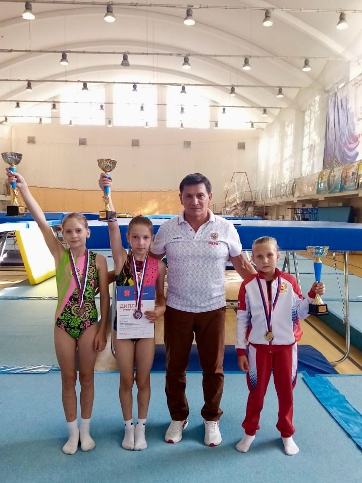 Золото и бронза Всероссийских соревнований по прыжкам на батуте